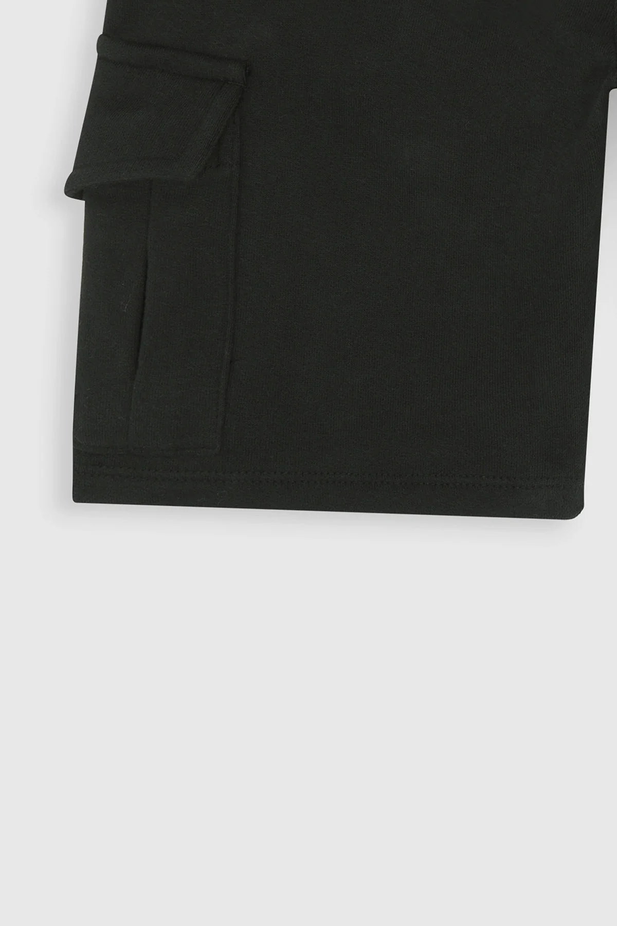 KID ICONIC SHORT CARGO BLACK - Image 4